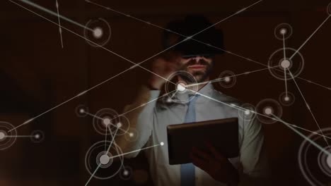 hombre deslizando en su tableta mientras usa un auricular de realidad virtual