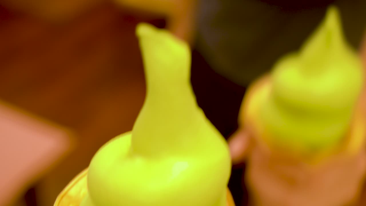 일식 레스토랑에서 제공되는 트렌디한 트위스트 녹차 맛 소프트 아이스크림