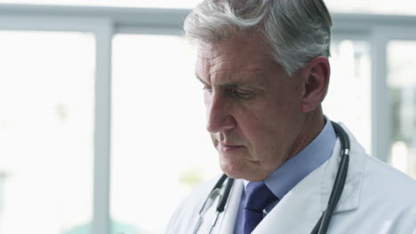 médico revisando los registros de pacientes en una tableta