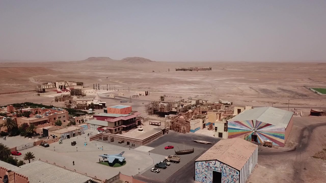 Ouarzazate film stüdyolarının drone havadan görünümü, kasbah esintili mimariyi ve Fas'ın uluslararası film ve televizyon yapımları için en ünlü destinasyonlarından birini sergiliyor.