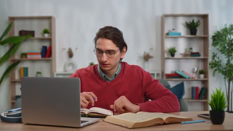 joven estudiando en casa