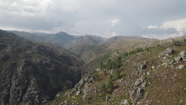 Colinas escarpadas contra un cielo nublado, Parque Nacional Peneda-Gerês.