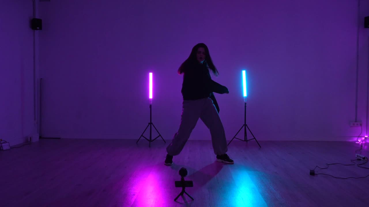 Ballerina che si esibisce in uno studio con luci al neon