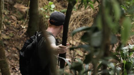 Jóvenes-Varones-Caucásicos-Caminan-Por-Terreno-Accidentado-En-La-Selva-Tropical-Brasileña-En-Cámara-Lenta