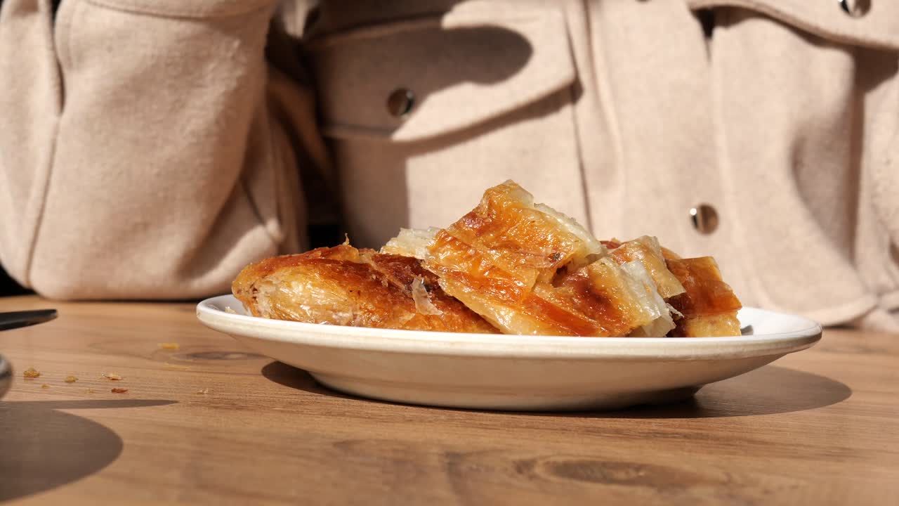 Donna che mangia Baklava turca