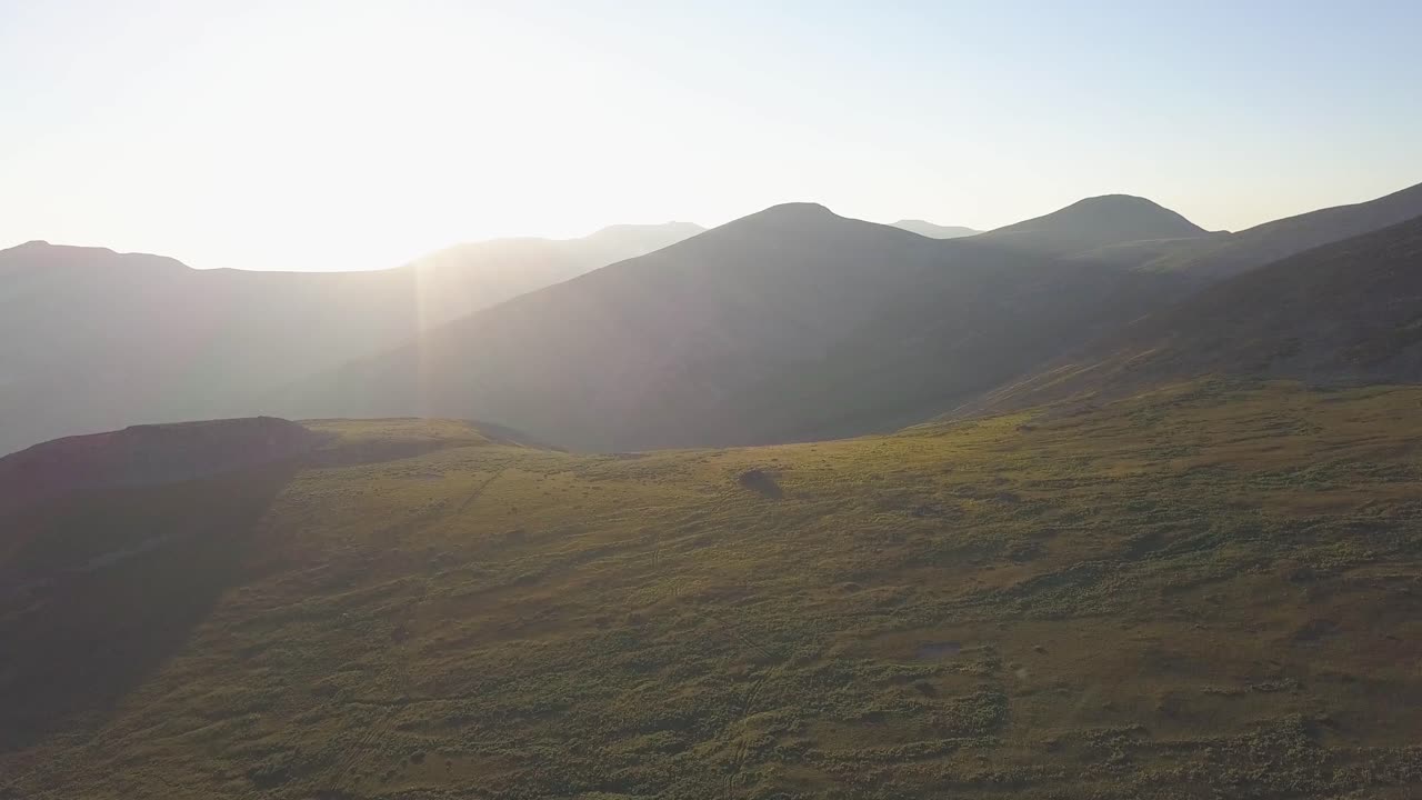산맥 위의 해가 뜨는 것