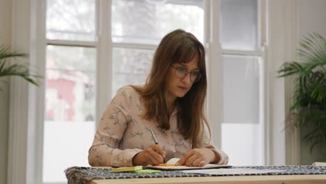 mujer profesional del milenio que trabaja en una oficina creativa