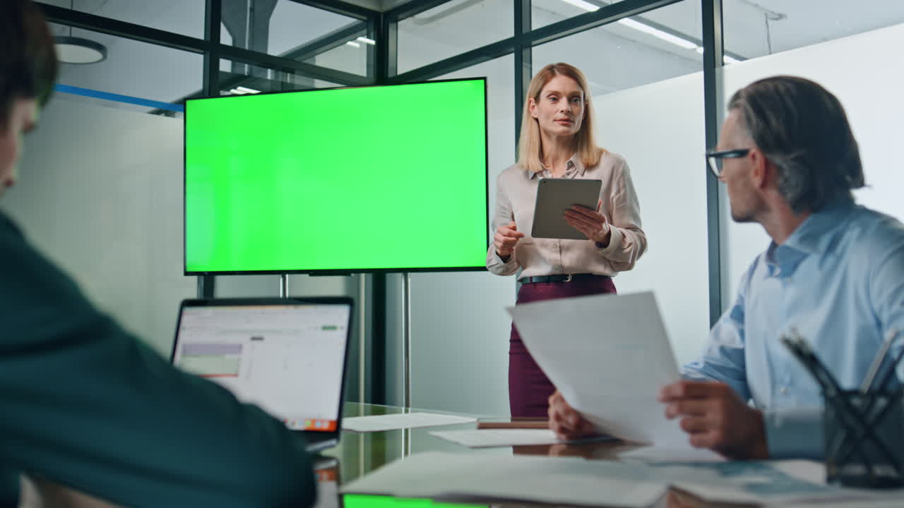 orador confiado hablando presentación de maqueta. mujer de negocios equipo de enseñanza