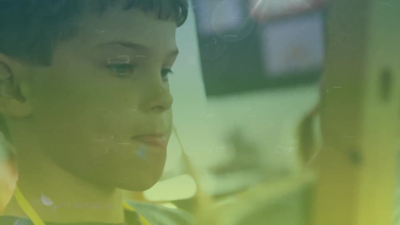 ecuaciones matemáticas flotando contra el primer plano de una pintura de un niño caucásico en la escuela primaria