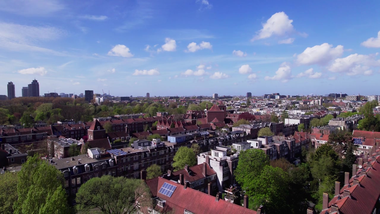 Aufsteigende Luftaufnahme des Wohnviertels Watergraafsmeer in Amsterdam, Niederlande. Niederländischer Immobilienmarkt, Immobilieninvestition.