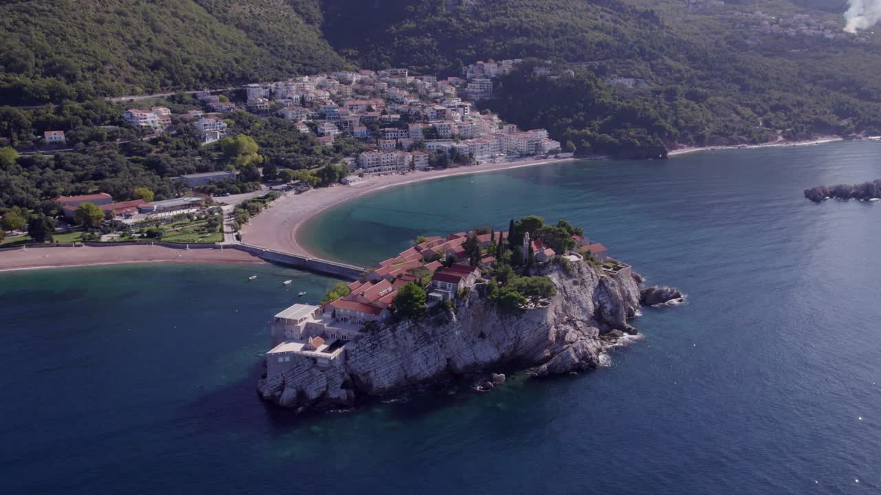 Vista aerea del resort alberghiero mediterraneo Sveti Stefan sull'isola a Budva, Montenegro, con una luce splendida, atmosfera tranquilla, riprese con drone di alta qualità che evidenziano la bellezza naturale.