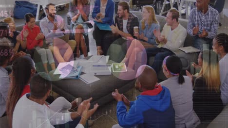 animación del procesamiento de datos sobre diversas personas de negocios discutiendo el trabajo