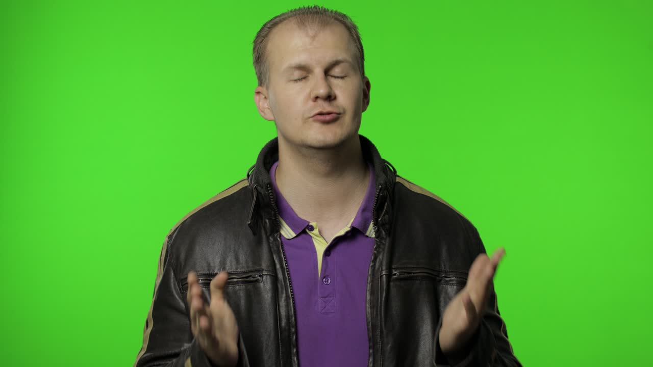 분노한 로커 남자가 분노로 손을 들고 뭐, 왜, 어떻게, 곤경에 대해 싸우고 소리를 질렀다.