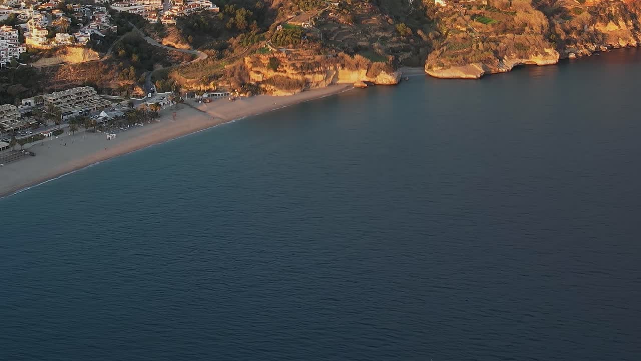 Vista aerea dall'alto di acqua di mare turchese