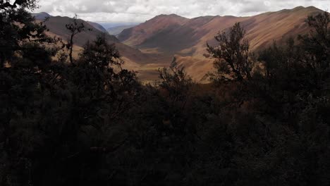 Luftaufnahme-über-Bäumen,-Die-Das-Weite-Landschaftstal-Des-Vulkans-Casahuala-In-Ecuador-Freigibt