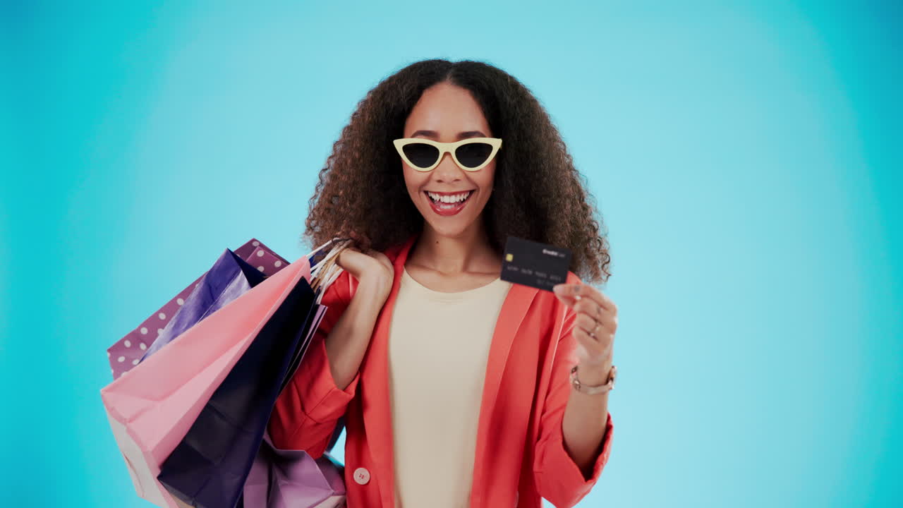 mujer con tarjeta de crédito, retrato