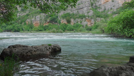 Wasserfälle-In-Krka-Mit-Berg-Im-Hintergrund-Und-Felsen-Im-Vordergrund