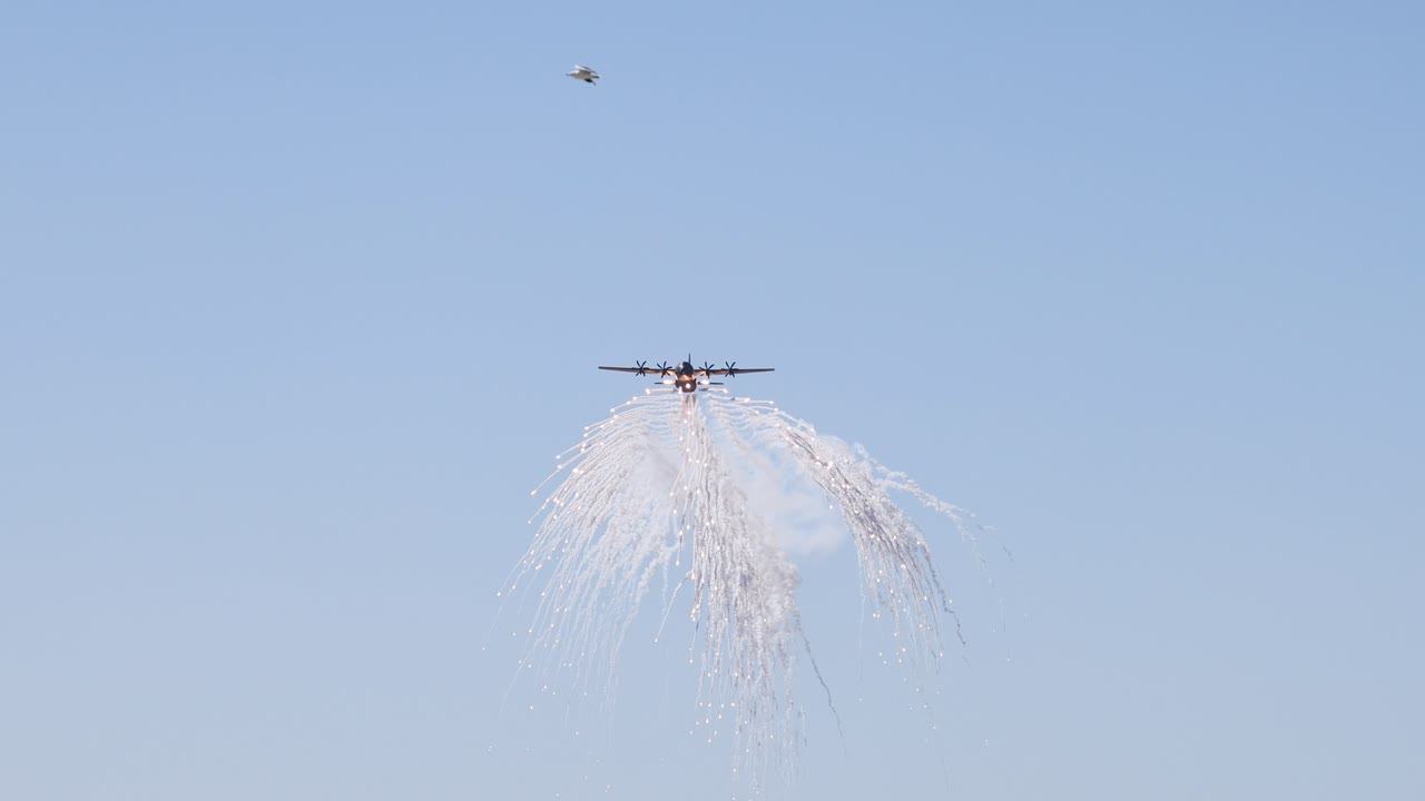 헬리터는 통제된 공중 디스플레이에서 물을 방출합니다.
