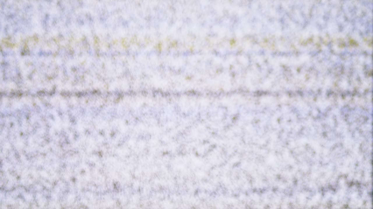 tv 스크린 배경에 tv 리모컨을 들고 있는 손의 실루과 색 정적 소음