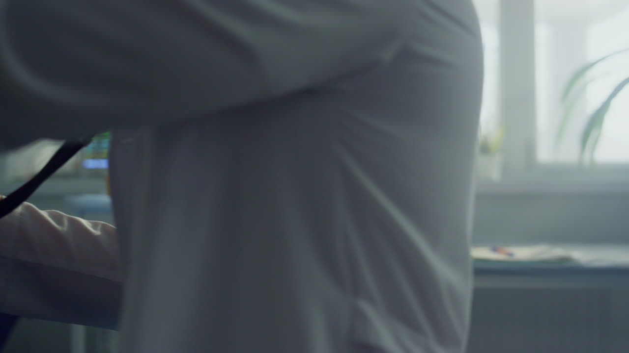 manos del médico usando el estetoscopio escuchando los pulmones de la niña de cerca. examen médico