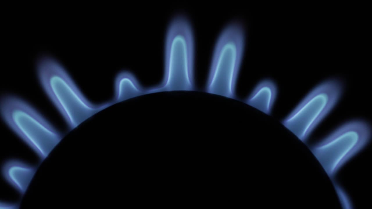 파란색 가스 불꽃, 검은색 배경에 가스 편안함.