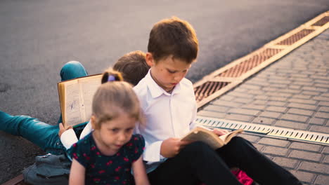 Los-Estudiantes-Se-Preparan-Para-Exámenes-Difíciles-Leyendo-Libros-De-Texto