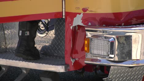 camión de bomberos dañado después del accidente