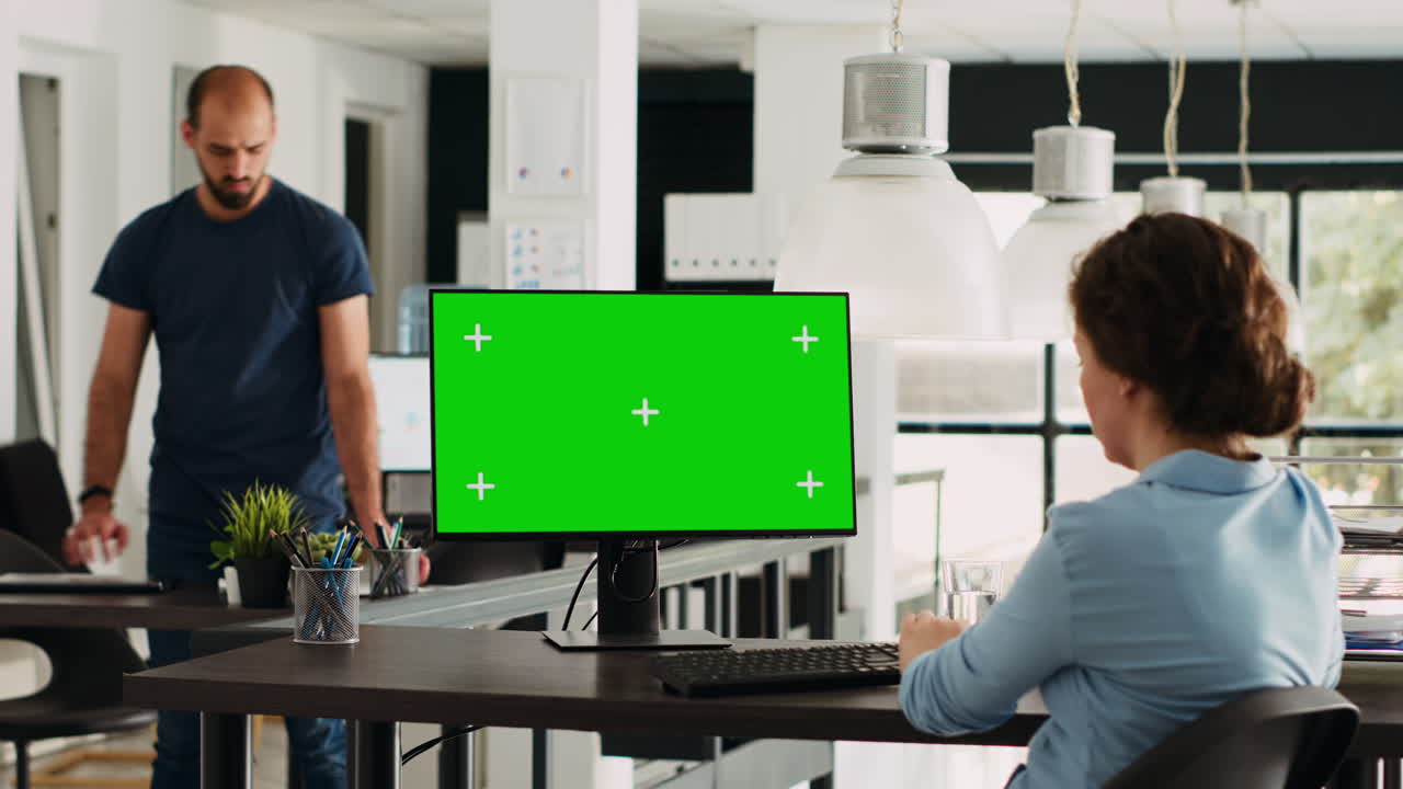 operador que se basa en una pantalla verde aislada