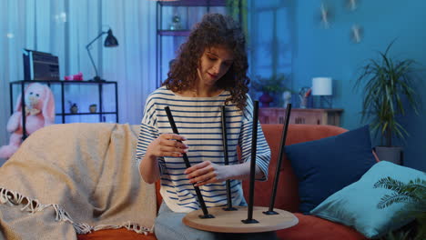 chica acabando el montaje de muebles en casa en un nuevo apartamento, mesa exitosa recolectar reparación fijación