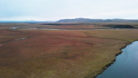 hermoso paisaje nórdico con campos, arroyos y montañas, islandia