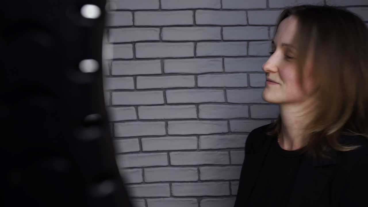 video de una bloguera disparando una historia con una escalera, chiste