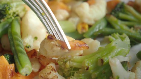 primer plano de un tenedor recogiendo verduras mezcladas