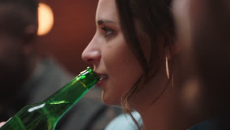 mujer feliz pasando el rato con amigos celebrando una fiesta de reunión en un restaurante bebiendo disfrutando de la celebración de la amistad divirtiéndose socializando