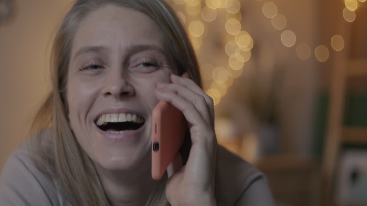 Donna che parla al telefono