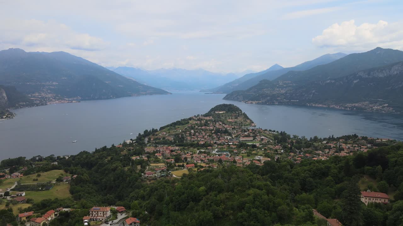 hermoso panorama areal del lago com en el centro de italia en los alpes mientras se pone el sol