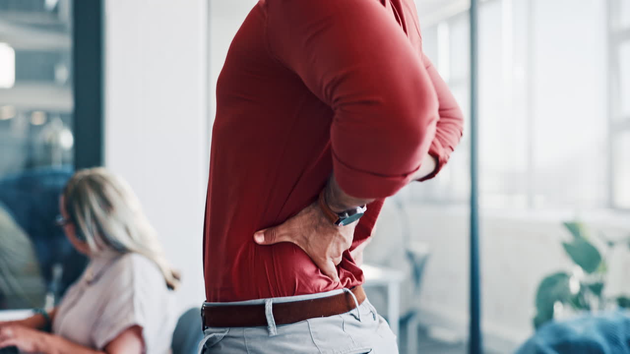 dolor de espalda, agotamiento y estiramiento del hombre de negocios