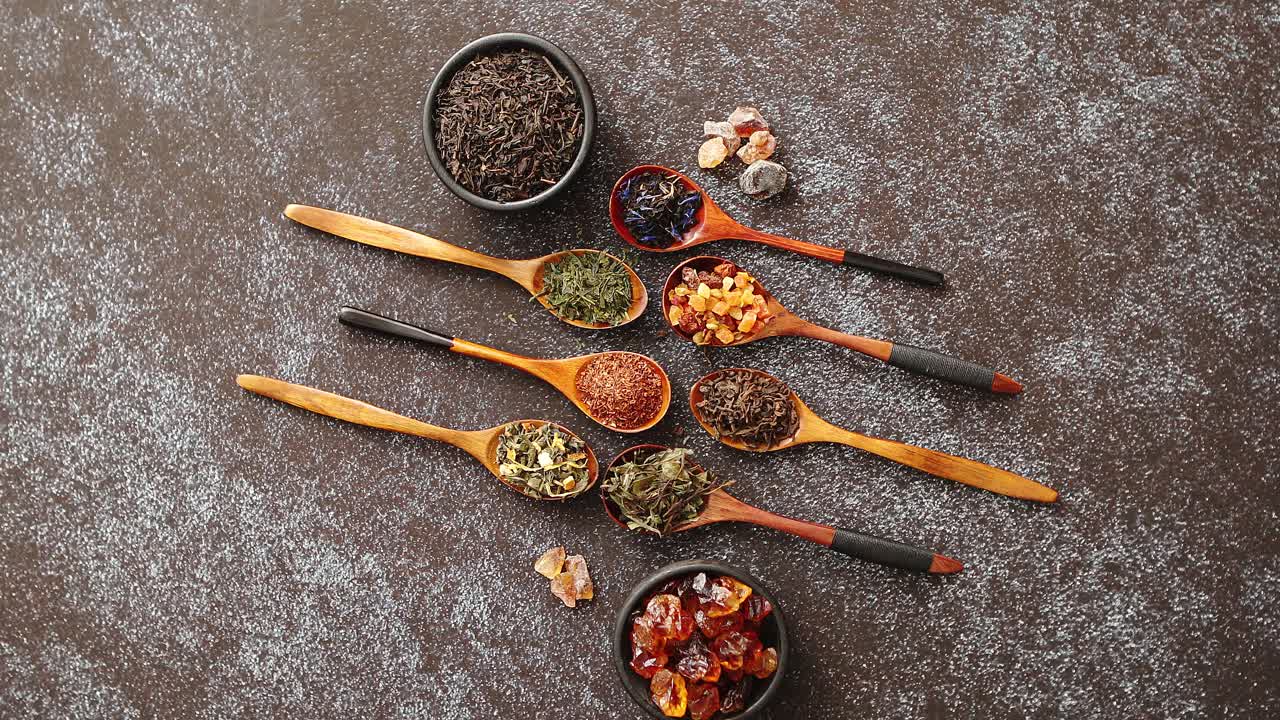 cucharas con diferentes tipos de hojas de té secas