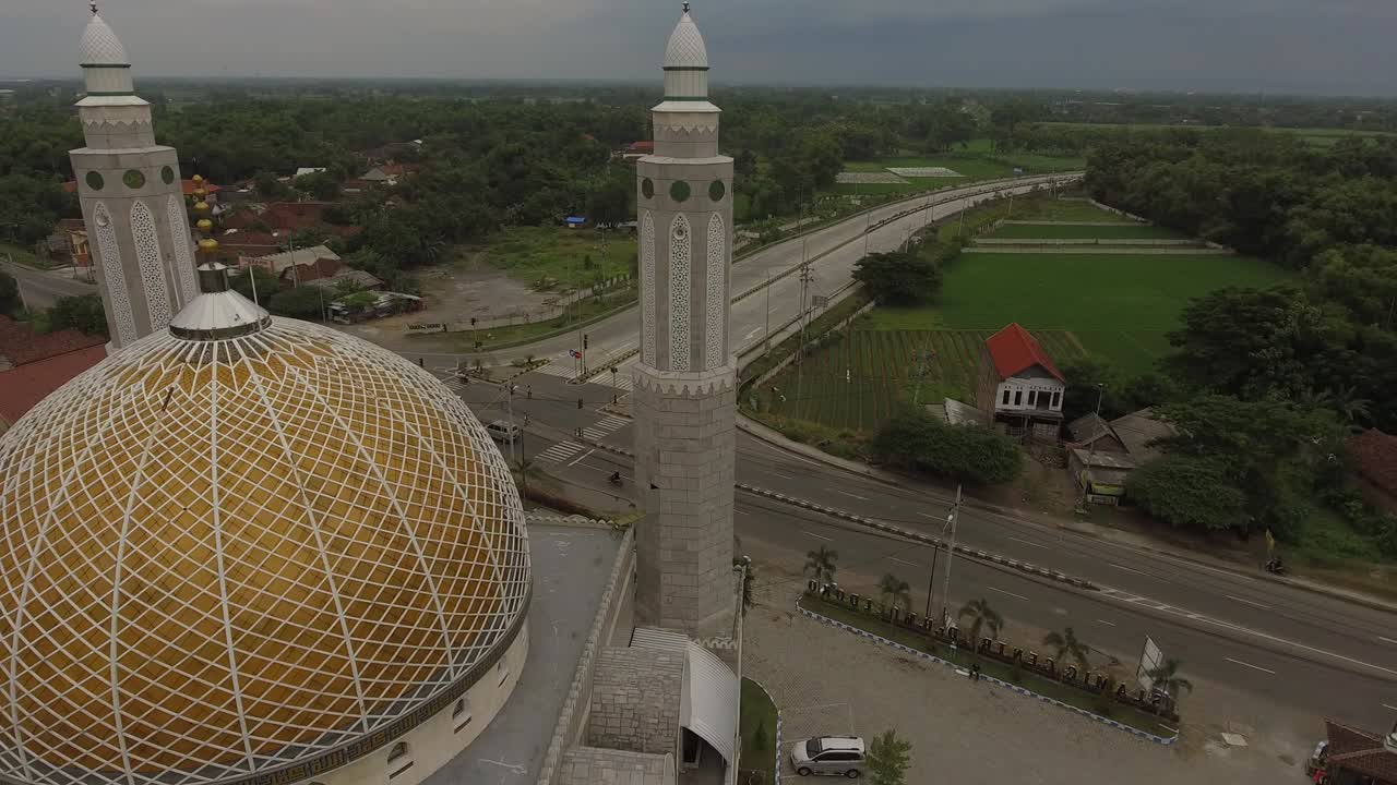 edificio de mezquita con arquitectura de oriente medio cerca de la carretera de peaje trans java en indonesia