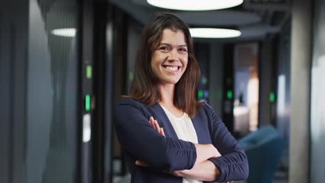 retrato de una mujer de negocios caucásica sonriente con cabello marrón en una oficina moderna
