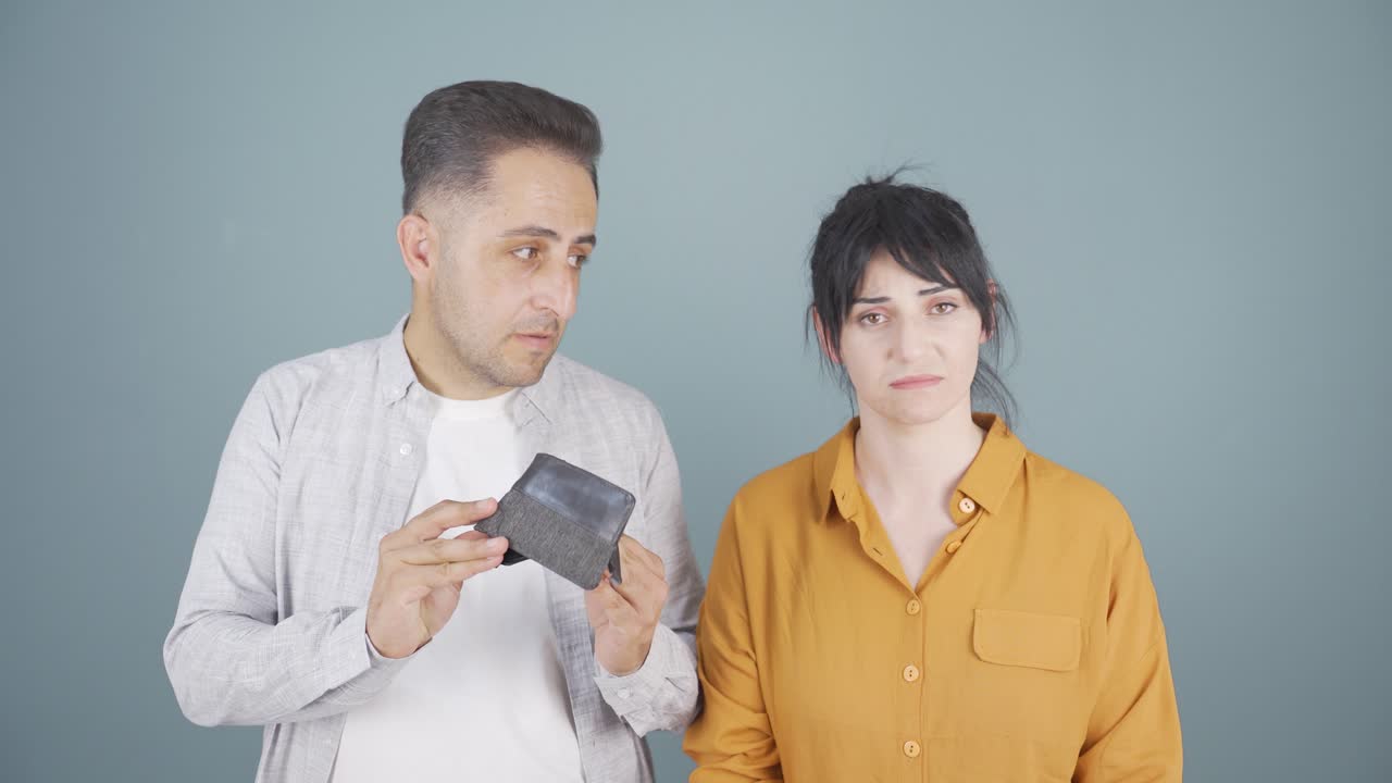 una pareja sin dinero.