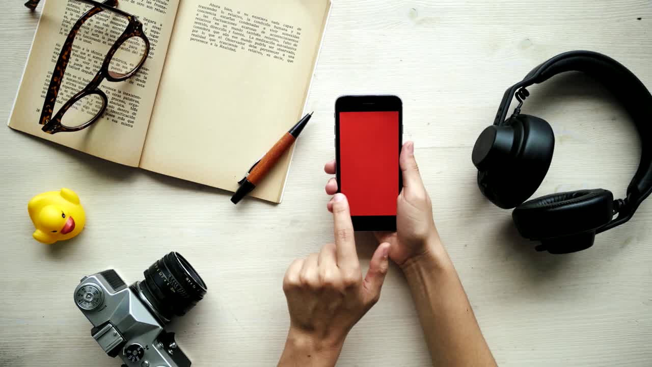 빨간색, 파란색, 초록색의 다른 크로마 키 스크린을 가진 드폰을 사용하십시오.