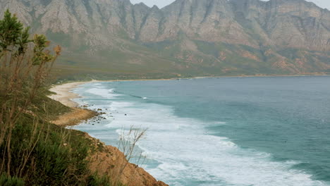 Playa-De-La-Bahía-De-Kogel-Y-Popular-Lugar-De-Surf-En-Cuevas,-Rodeado-De-Montañas