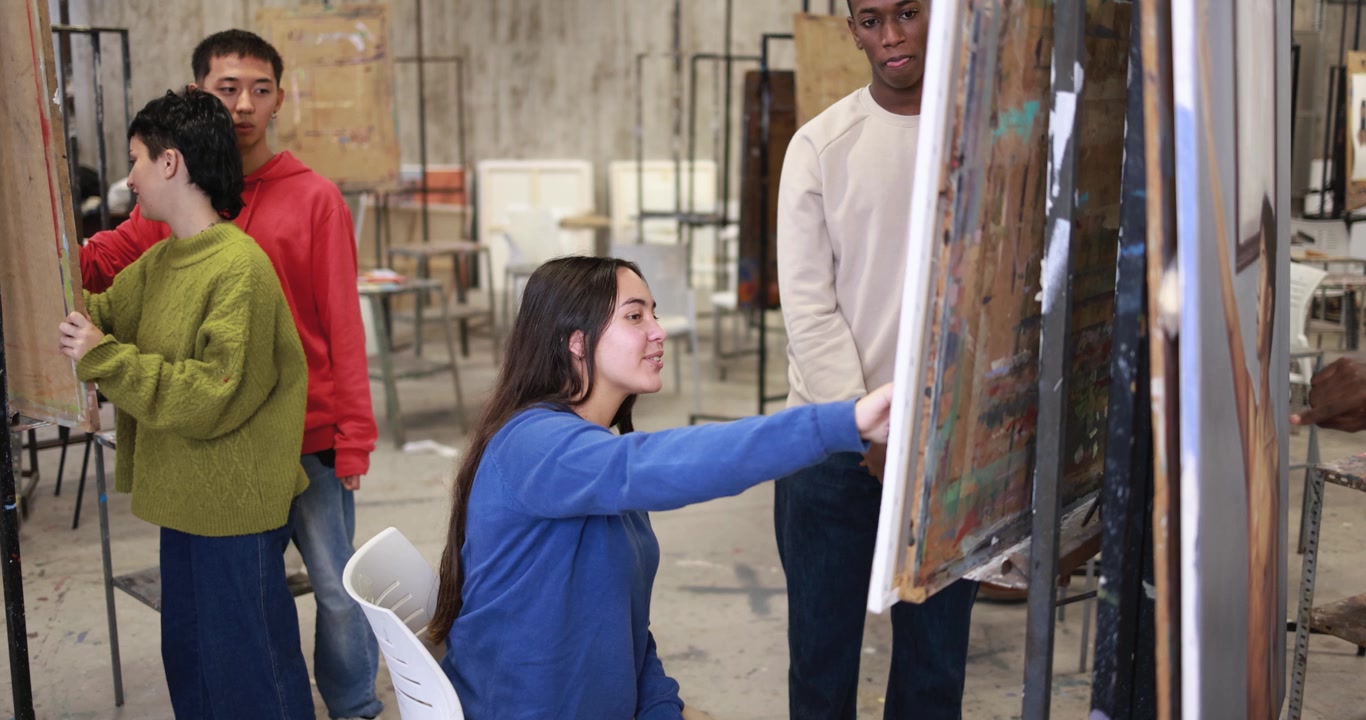 Gruppo eterogeneo di studenti d'arte che lavorano in studio