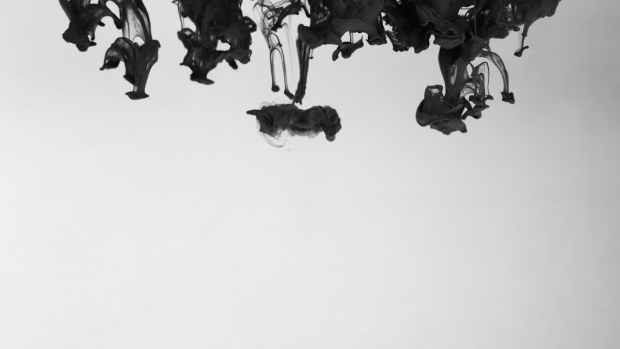 драматический кадр черного цвета, погруженный в воду на белом фоне в медленном движении