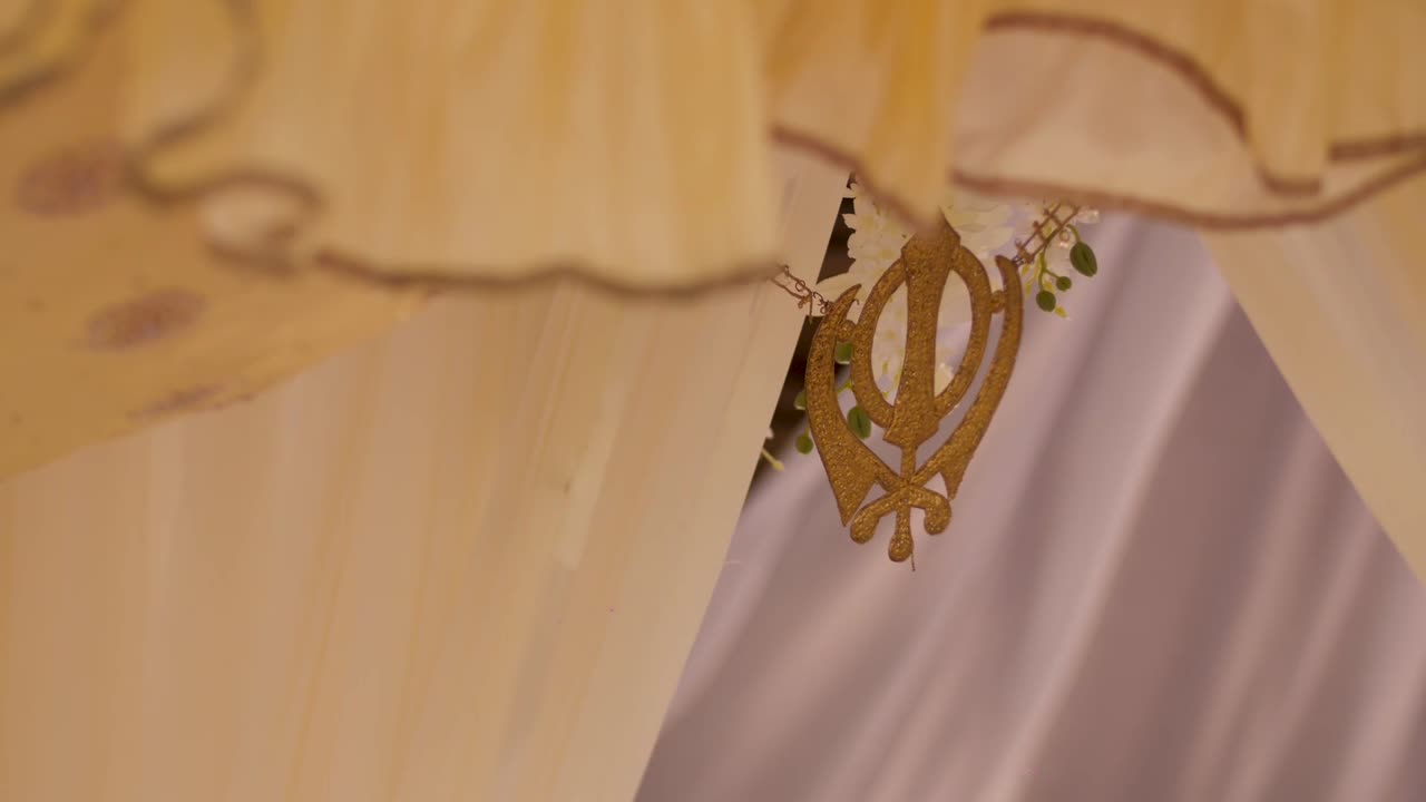 바람에 날리는 칸다의 모습