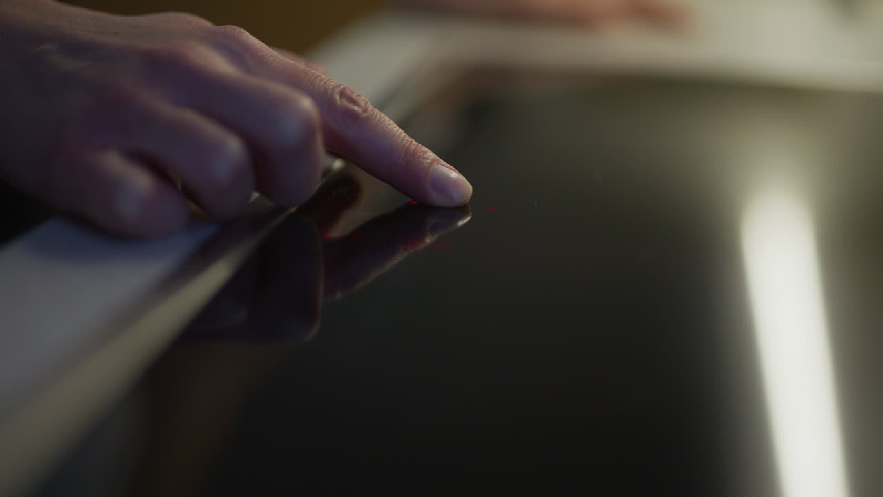 una mujer desbloquea la cocina de inducción tocando el panel táctil