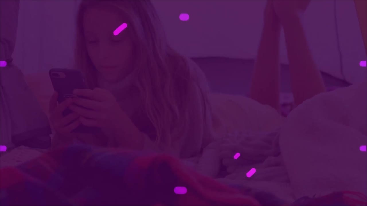 animación de escaneo de alcance y procesamiento de datos sobre una mujer usando un teléfono inteligente