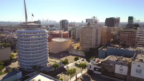 Antena-Del-Edificio-Capitol-Records-Emblemático-Y-El-Centro-De-Hollywood-Y-Los-Ángeles,-California-1