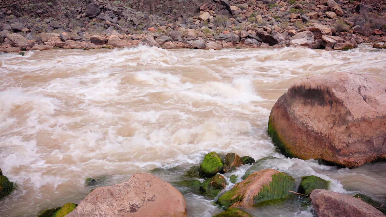 rápidos en el río colorado en el fondo del gran cañón