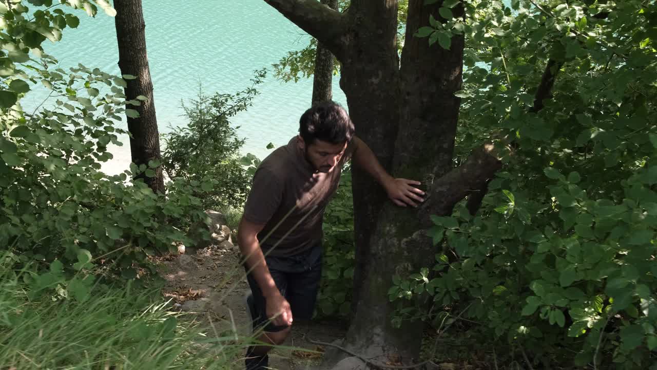 explorador hombre en la selva